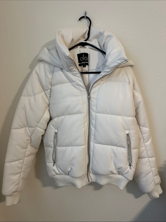 ALO Yoga Jackets & Blazers - ALO Yoga White Quilted Puffer Jacket with Hood